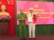 Đại tá Lý Hồng Sinh, Phó Giám đốc phụ trách Công an tỉnh Tây Ninh (bên trái) trao Quyết định cho Thượng tá Phan Văn Triều (Ảnh: T.Ninh)
