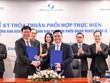 Ông Nguyễn Thanh Tùng – Tổng Giám đốc Vietcombank (bên phải) và ông Dương Văn Thanh – Tổng Giám đốc VSDC ký kết thỏa thuận phối hợp.