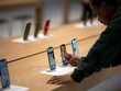 Khách hàng trải nghiệm điện thoại iPhone tại cửa hàng của Apple ở New York, Mỹ. (Ảnh: AFP/TTXVN)