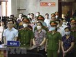 Các bị cáo nghe tòa tuyên án. (Ảnh: Xuân Tư/TTXVN)
