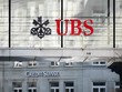Biểu tượng ngân hàng UBS và Credit Suisse tại Zurich, Thụy Sĩ. (Ảnh: AFP/TTXVN)