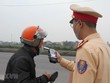 Cảnh sát giao thông kiểm tra nồng độ cồn của người điều khiển phương tiện. (Ảnh minh họa. Thùy Dung/TTXVN)