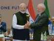 Thủ tướng Ấn Độ Narendra Modi trao búa Chủ tịch G20 cho Tổng thống Brazil Luiz Inacio Lula da Silva. (Nguồn: PTI)
