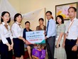 Đại diện Vietcombank Hải Dương và đại diện FWD Việt Nam thăm hỏi, tặng quà và trao biển tượng trưng chi trả quyền lợi bảo hiểm cho anh Phùng Văn Lực.