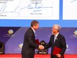 Ông Võ Văn Hoan (bên phải), Phó chủ tịch UBND TP.HCM và ông Jeremy Jurgens, Giám đốc điều hành Diễn đàn Kinh tế Thế giới trao bản tuyên bố chung hợp tác giữa hai bên.
