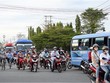 Rất đông lao động di chuyển trên đường ĐT 767 đến làm việc tại khu công nghiệp Sông Mây.