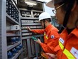 Nhân viên EVN kiểm tra thiết bị. (Ảnh: Huy Hùng/TTXVN).