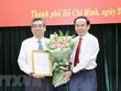 Ông Nguyễn Văn Nên, Ủy viên Bộ Chính trị, Bí thư Thành ủy Thành phố Hồ Chí Minh trao quyết định của Bộ Chính trị về việc chuẩn y kết quả bầu cử đồng chí Nguyễn Phước Lộc. (Ảnh: Anh Tuấn/TTXVN).