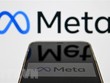 Biểu tượng Meta trên màn hình điện thoại. (Ảnh: AFP/TTXVN)