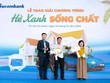 Ông Nguyễn Minh Tâm - Phó Tổng giám đốc Sacombank trao 2 giải đặc biệt cho khách hàng Lê Minh Xuân và khách hàng Phùng Thị Nhi.