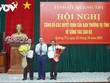 Ông Nguyễn Đăng Quang, Phó Bí thư Thường trực Tỉnh ủy, Chủ tịch HĐND tỉnh Quảng Trị trao quyết định và tặng hoa chúc mừng ông Lê Quang Chiến (bên trái) và ông Nguyễn Chiến Thắng (bên phải).