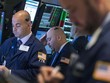 Dow Jones có tuần giảm điểm sau khi thiết lập đỉnh cao mới - Ảnh: Reuters