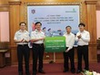 Ông Nguyễn Hòa Bình, Chủ tịch HĐQT và ông Nghiêm Xuân Thành, Tổng Giám đốc (thứ tự 2 và 1 bên phải), trao tặng hệ thống loa tuyên truyền của Vietcombank cho lực lượng Cảnh sát biển Việt Nam