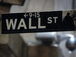 Phố Wall đang đi ngược các thông tin kinh tế - Ảnh: Reuters