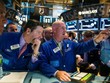 Phố Wall liên tiếp thoát hiểm nhờ nhận các thông tin tích cực kịp thời - Ảnh: Reuters