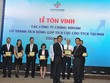 Các công ty chứng khoán tiêu biểu được HNX vinh danh (Trong ảnh: Ông Trần Văn Dũng, Chủ tịch HNX trao danh hiệu cho ông Nguyễn Lâm Dũng, Tổng giám đốc CTCK VPBS)