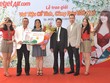 Ông Lưu Đức Khánh, Giám đốc điều hành Vietjet trao tặng giải thưởng căn hộ Dragon City 2 tỷ đồng cho hành khách Nguyễn Thị Vy