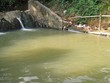 Suối nước khoáng Bang Quảng Bình ngày càng bị ô nhiễm.
