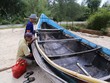 Ông Sơn (huyện Gio Linh, Quảng Trị) cùng con trai đưa chiếc thuyền nan 90CV lên bờ để tu sửa, chờ mùa biển mới.