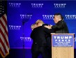 Bị đe dọa, Trump được sơ tán khẩn cấp khỏi sân khấu