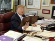 Donald Trump thích làm việc với giấy tờ hơn là thiết bị công nghệ.