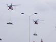  Trực thăng cẩu ôtô bay theo đội hình. Ảnh: Bảo Anh
