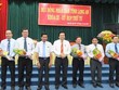 Bí thư Tỉnh ủy,Chủ tịch HĐND tỉnhLong An - Phạm Văn Rạnh (đứng giữa) và Chủ tịch UBND tỉnh - Trần Văn Cần (thứ 3 bên trái qua) tặng hoa chúc mừng các đồng chí ủy viên UBND tỉnh được miễn nhiệm và bầu bổ sung. Ảnh Báo Long An