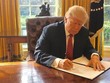 Tổng thống Mỹ Donald Trump ký sắc lệnh hạn chế nhập cảnh sửa đổi. Ảnh: White House