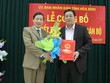 Phó Chủ tịch UBND tỉnh Hòa Bình Bùi Văn Cửu trao quyết định cho ông Phạm Tiến Dũng. Ảnh báo Hòa Bình. 