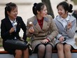 Ba cô gái Triều Tiên vừa trò chuyện vừa ăn kem. Ảnh:Reuters