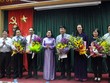 Bộ trưởng Nguyễn Thị Kim Tiến trao quyết định và chúc mừng các cán bộ.