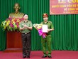 Thiếu tướng Bùi Minh Giám, Phó Tổng cục trưởng Tổng cục chính trị Công an nhân dân trao quyết định và tặng hoa chúc mừng Thượng tá  Lục Thế Hưng, tân phó giám đốc Công an tỉnh Hà Giang