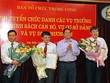 Trưởng Ban Tổ chức Trung ương Phạm Minh Chính tặng hoa chúc mừng 3 tân vụ trưởng. Ảnh: Tạp chí Xây dựng đảng