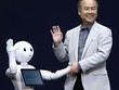 Masayoshi Son và robot Repper của SoftBank. Ảnh:Bloomberg