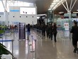 15h30 tại sảnh quốc tế sân bay Nội Bài, nhiều cán bộ an ninh đi vào khu vực xuất nhập cảnh.