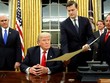 Rob Porter, người cầm tài liệu, trong một lễ ký hồi đầu năm nay. Ảnh:Reuters.