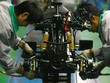 Công nhân Trung Quốc lắp ráp xe máy. Ảnh:AFP.