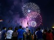 Người dân mãn nhãn với pháo hoa trên bầu trời Sài Gòn