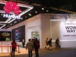 Khách tham quan trước gian hàng của Huawei tại Triển lãm Di động tại Thượng Hải. Ảnh:Bloomberg