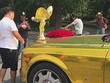 Biểu tượng ngoại cỡ trên chiếc Rolls-Royce thu hút sự chú ý của nhiều người đi đường.