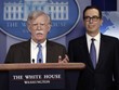 Cố vấn Bolton (trái) và Bộ trưởng Mnuchin công bố lệnh cấm vận. Ảnh:AFP.