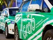 Taxi công nghệ Grab di chuyển trên đường phố.