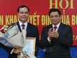 Đồng chí Phạm Minh Chính trao quyết định và chúc mừng đồng chí Nguyễn Đình Khang. Ảnh TTXVN