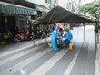 Nhân viên y tế quận Hoàn Kiếm lấy mẫu xét nghiệm COVID-19 cho các trường hợp có nguy cơ cao. (Ảnh: TTXVN).