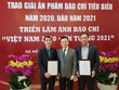 Ông Lê Quốc Minh, Ủy viên Trung ương Đảng, Chủ tịch Hội Nhà báo Việt Nam (đứng giữa) chúc mừng Báo Đầu tư đoạt giải A và giải B Bìa báo Tết ấn tượng. Trong ảnh: ông Lê Trọng Minh, Tổng biên tập Báo Đầu tư (bìa phải) và ông Bùi Đức Hải, Phó tổng biên tập thường trực Báo Đầu tư (bìa trái).