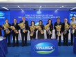 Ông Nguyễn Hạnh Phúc (từ 3 từ phải qua) thay bà Lê Thị Băng Tâm (ngoài cùng bên trái) làm Chủ tịch HĐQT Vinamilk