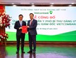 Ông Phạm Quang Dũng - Chủ tịch HĐQT Vietcombank (bên phải) trao quyết định bổ nhiệm Tổng giám đốc Vietcombank cho ông Nguyễn Thanh Tùng
