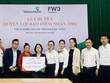 Đại diện Vietcombank Đăk Nông và FWD thực hiện chi trả quyền lợi bảo hiểm cho khách hàng