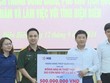 Đại diện MB trao 500 triệu đồng đến UBND tỉnh Điện Biên. Ảnh: dienbientv.vn