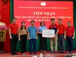 Ông Trần Đình Quân – Chủ tịch HĐTV Dai-ichi Life Việt Nam kiêm Chủ tịch Quỹ Vì cuộc sống tươi đẹp (thứ ba, từ phải qua) trao biểu trưng số tiền tài trợ cho Bà Tăng Thị Dương - Ủy viên Ban chấp hành Đảng bộ Tỉnh, Phó Chủ tịch Ủy ban MTTQVN Tỉnh Tuyên Quang